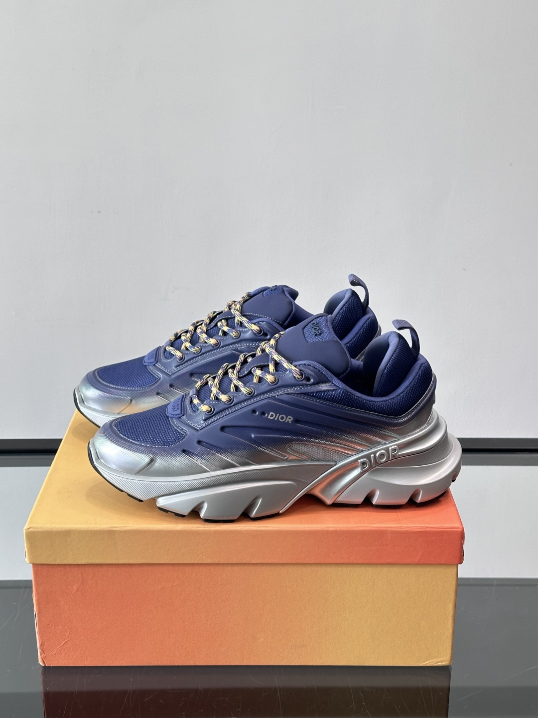 Dior x Lewis Hamilton全球限定B44运动鞋，赛车风满满，速度感十足⚡。鞋面网布+皮革