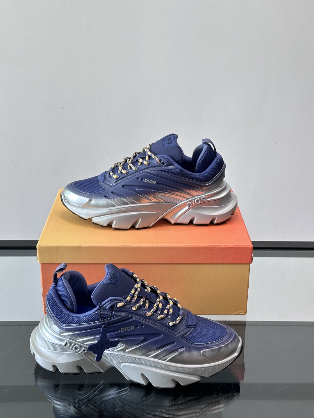 Dior x Lewis Hamilton全球限定B44运动鞋，赛车风满满，速度感十足⚡。鞋面网布+皮革