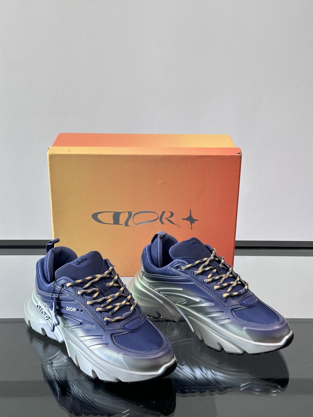 Dior x Lewis Hamilton全球限定B44运动鞋，赛车风满满，速度感十足⚡。鞋面网布+皮革