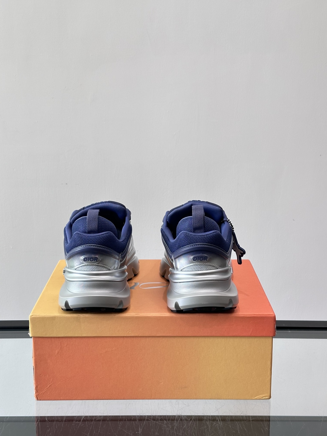 Dior x Lewis Hamilton全球限定B44运动鞋，赛车风满满，速度感十足⚡。鞋面网布+皮革