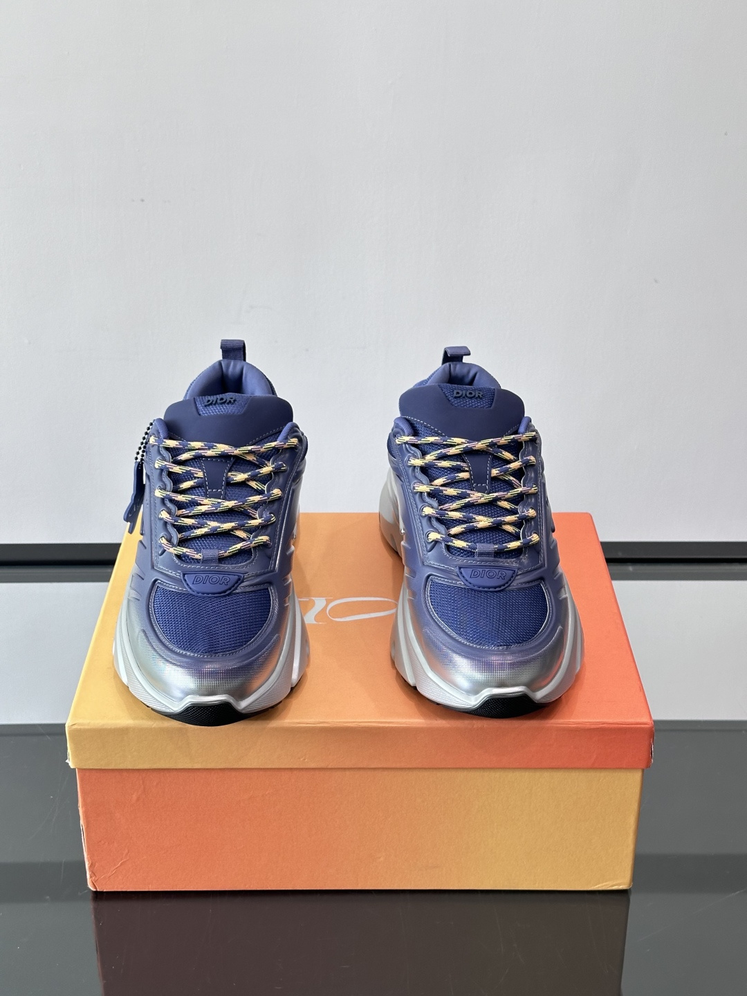 Dior x Lewis Hamilton全球限定B44运动鞋，赛车风满满，速度感十足⚡。鞋面网布+皮革