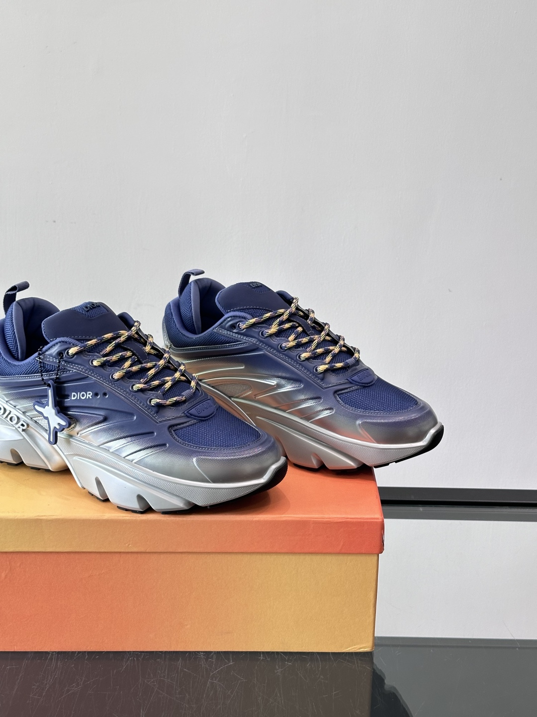 Dior x Lewis Hamilton全球限定B44运动鞋，赛车风满满，速度感十足⚡。鞋面网布+皮革