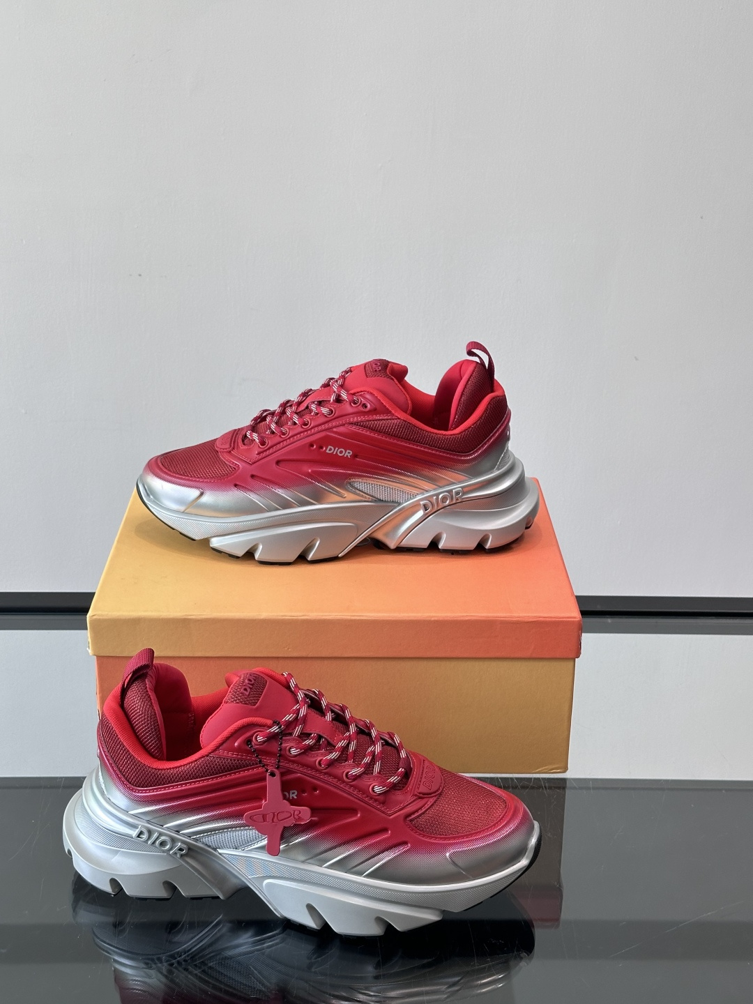 Dior x Lewis Hamilton全球限定B44运动鞋，赛车风满满，速度感十足⚡。鞋面网布+皮革