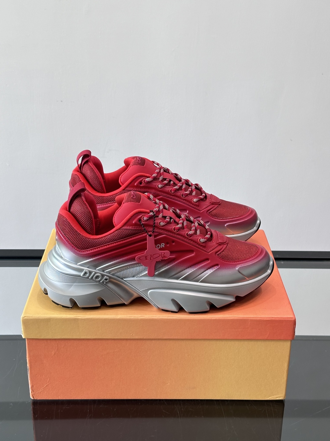 Dior x Lewis Hamilton全球限定B44运动鞋，赛车风满满，速度感十足⚡。鞋面网布+皮革