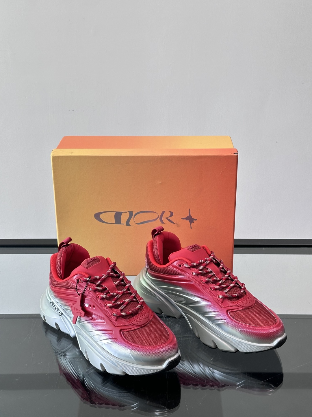 Dior x Lewis Hamilton全球限定B44运动鞋，赛车风满满，速度感十足⚡。鞋面网布+皮革