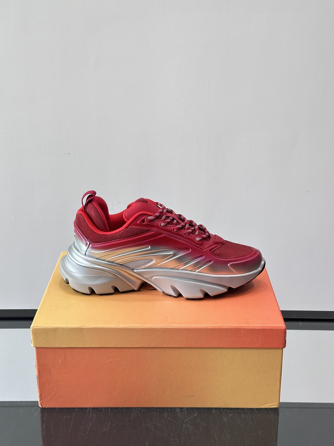 Dior x Lewis Hamilton全球限定B44运动鞋，赛车风满满，速度感十足⚡。鞋面网布+皮革