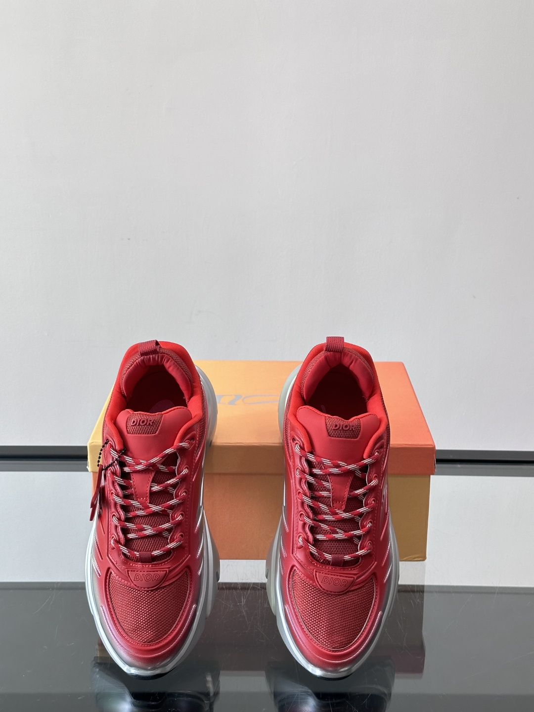 Dior x Lewis Hamilton全球限定B44运动鞋，赛车风满满，速度感十足⚡。鞋面网布+皮革