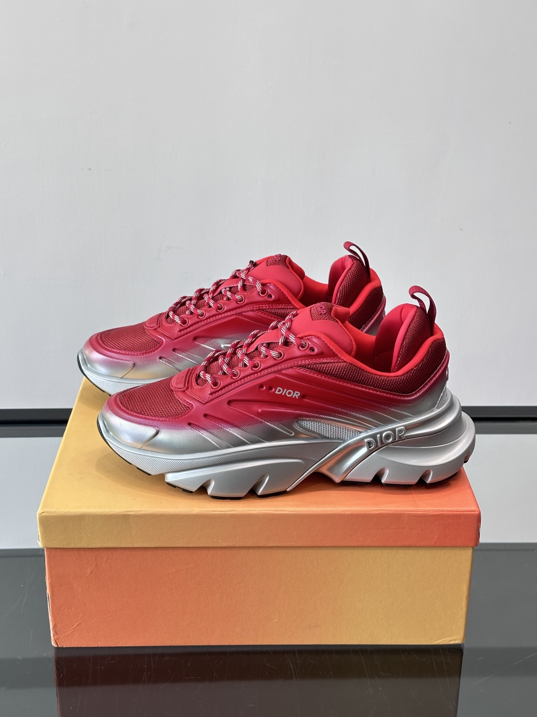 Dior x Lewis Hamilton全球限定B44运动鞋，赛车风满满，速度感十足⚡。鞋面网布+皮革