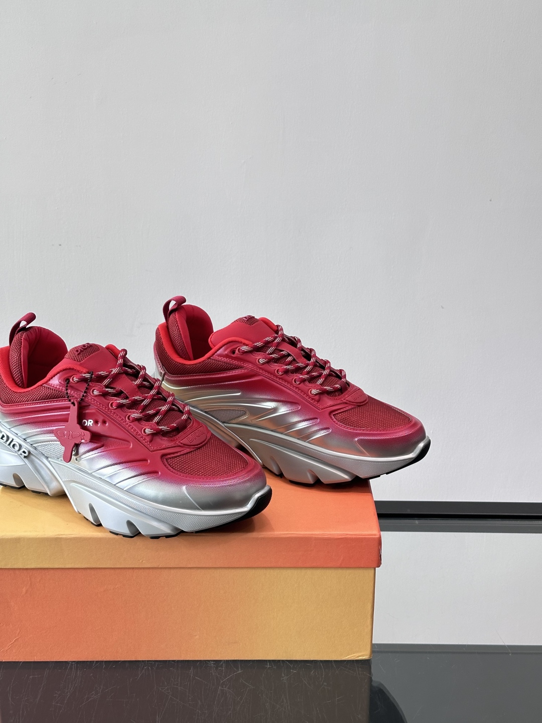 Dior x Lewis Hamilton全球限定B44运动鞋，赛车风满满，速度感十足⚡。鞋面网布+皮革