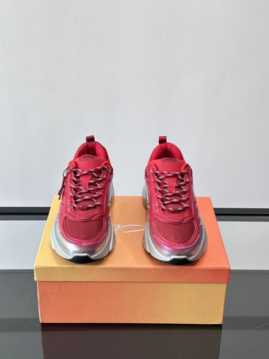 Dior x Lewis Hamilton全球限定B44运动鞋，赛车风满满，速度感十足⚡。鞋面网布+皮革