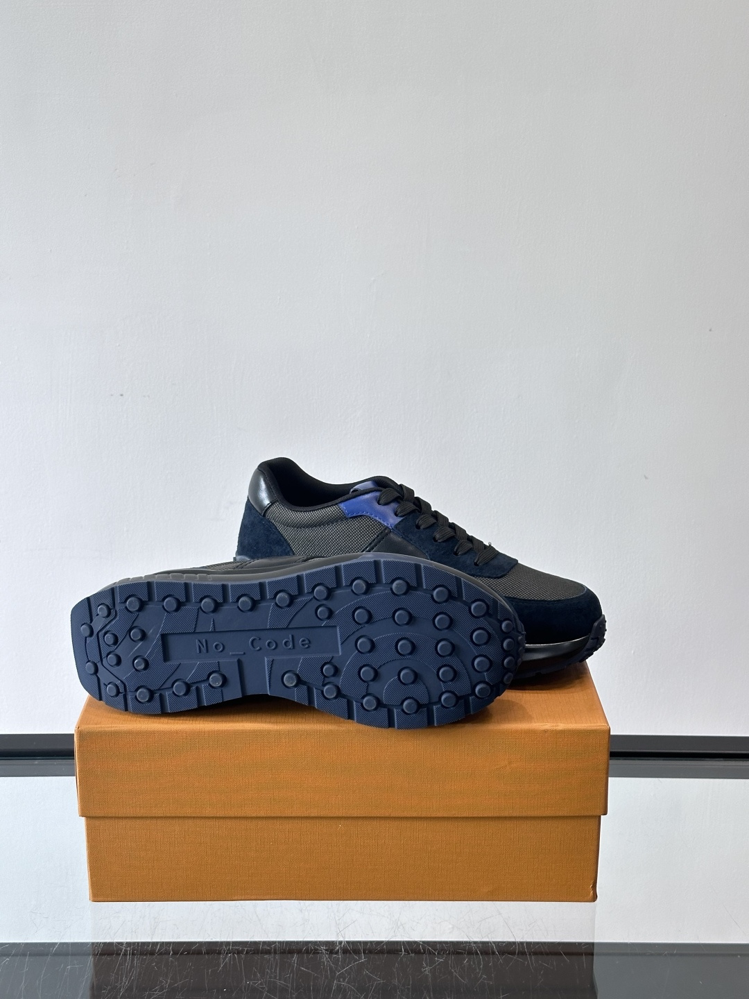 Tod’s Run Away运动鞋，意大利高端品牌出品，主打内增高设计，增高约5cm！鞋面拼接麂皮、织物