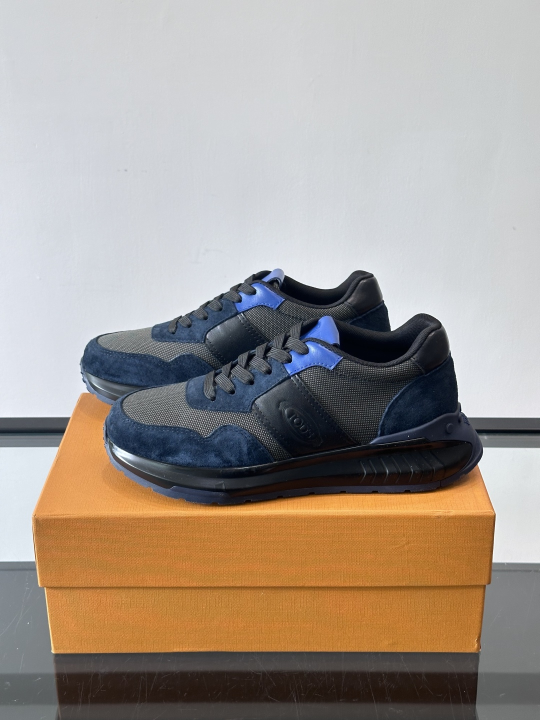 Tod’s Run Away运动鞋，意大利高端品牌出品，主打内增高设计，增高约5cm！鞋面拼接麂皮、织物