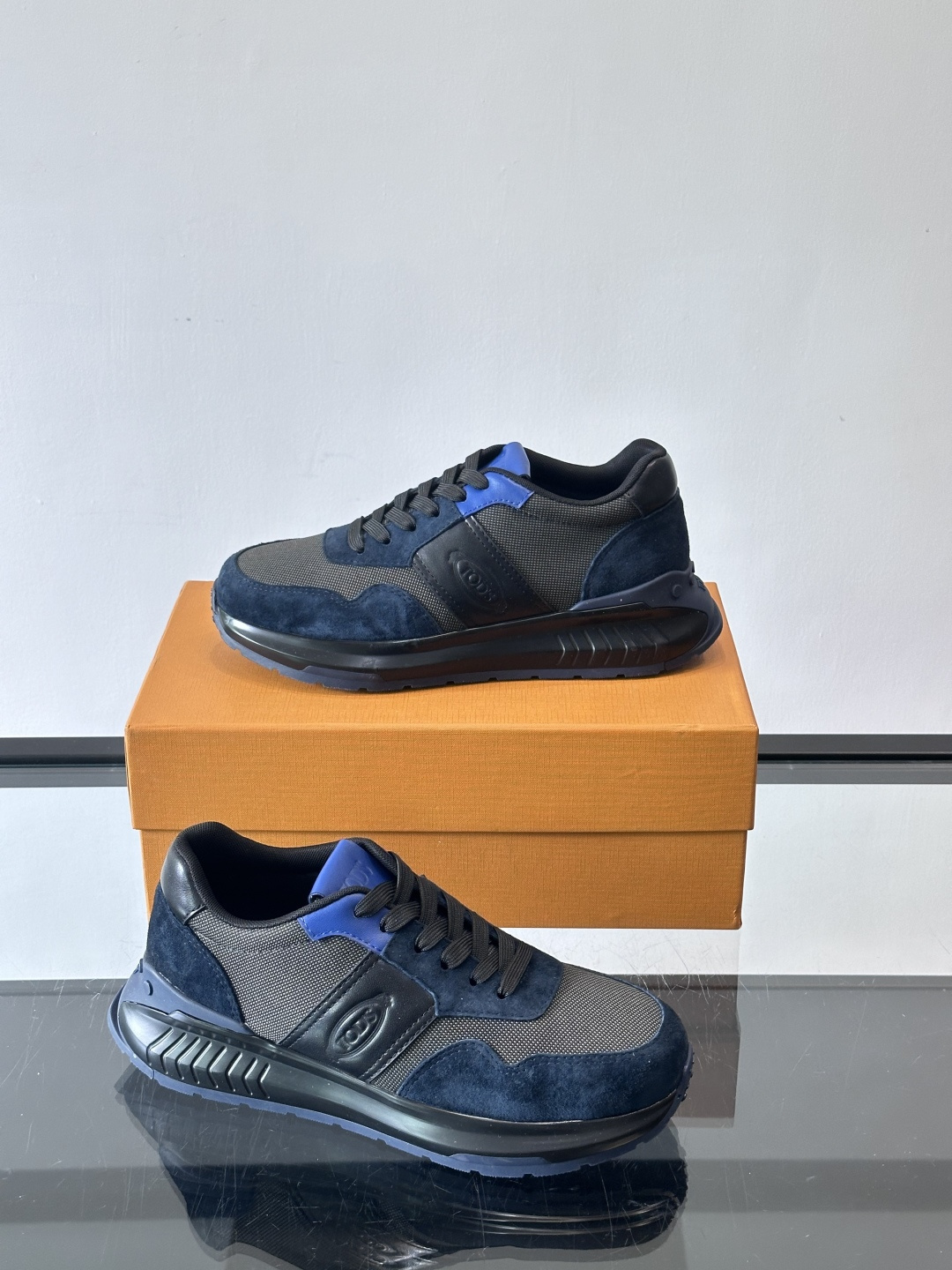 Tod’s Run Away运动鞋，意大利高端品牌出品，主打内增高设计，增高约5cm！鞋面拼接麂皮、织物