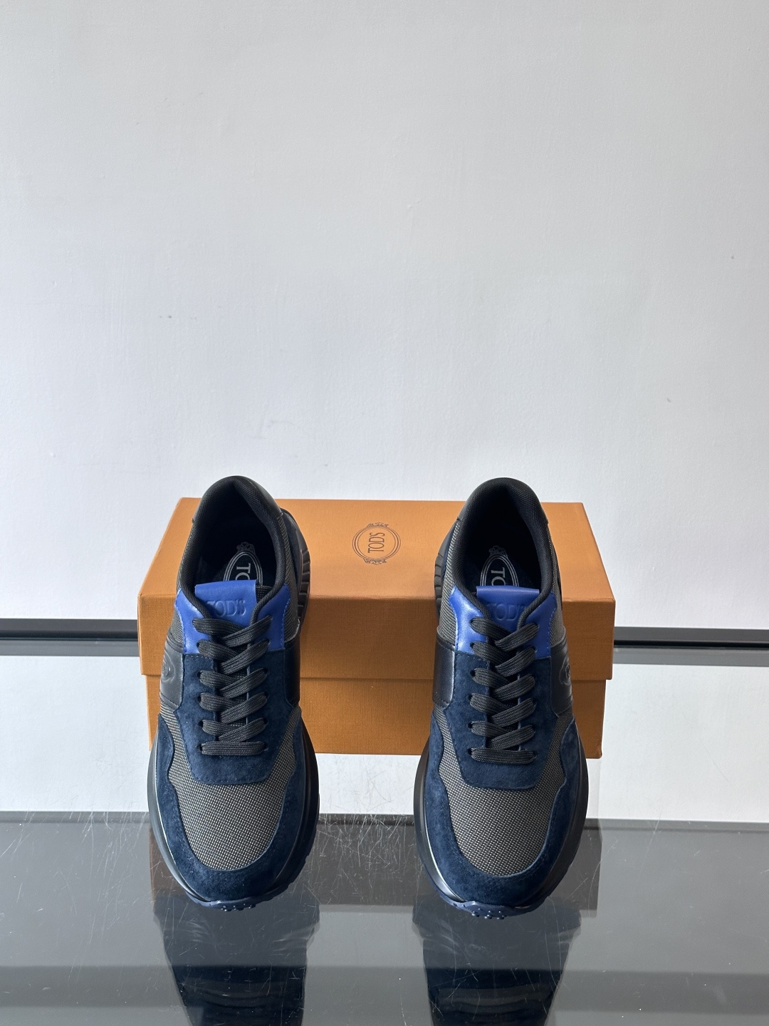 Tod’s Run Away运动鞋，意大利高端品牌出品，主打内增高设计，增高约5cm！鞋面拼接麂皮、织物