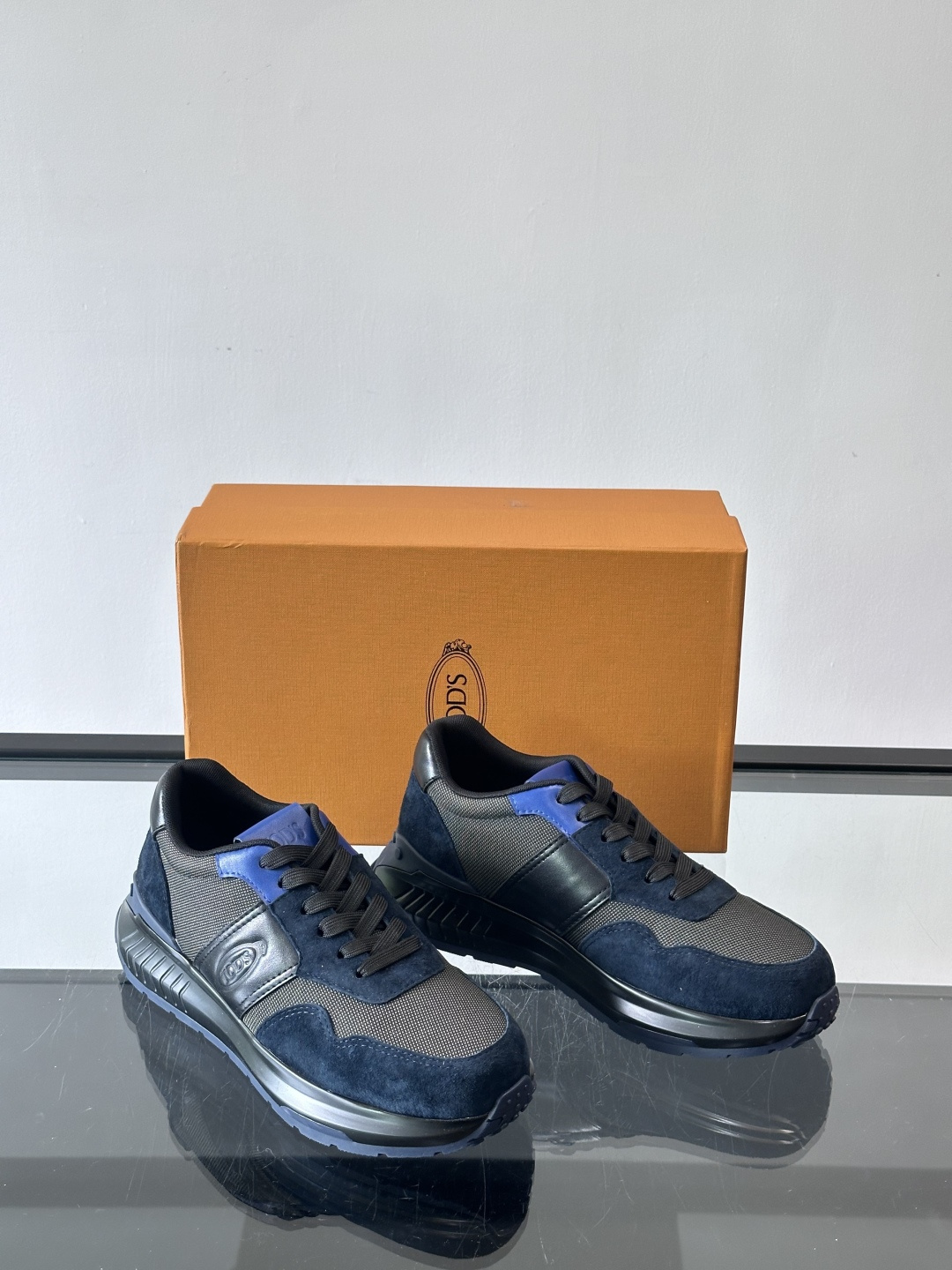 Tod’s Run Away运动鞋，意大利高端品牌出品，主打内增高设计，增高约5cm！鞋面拼接麂皮、织物