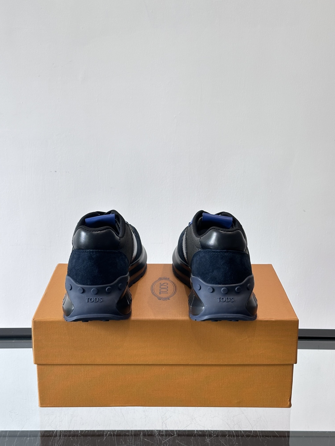 Tod’s Run Away运动鞋，意大利高端品牌出品，主打内增高设计，增高约5cm！鞋面拼接麂皮、织物