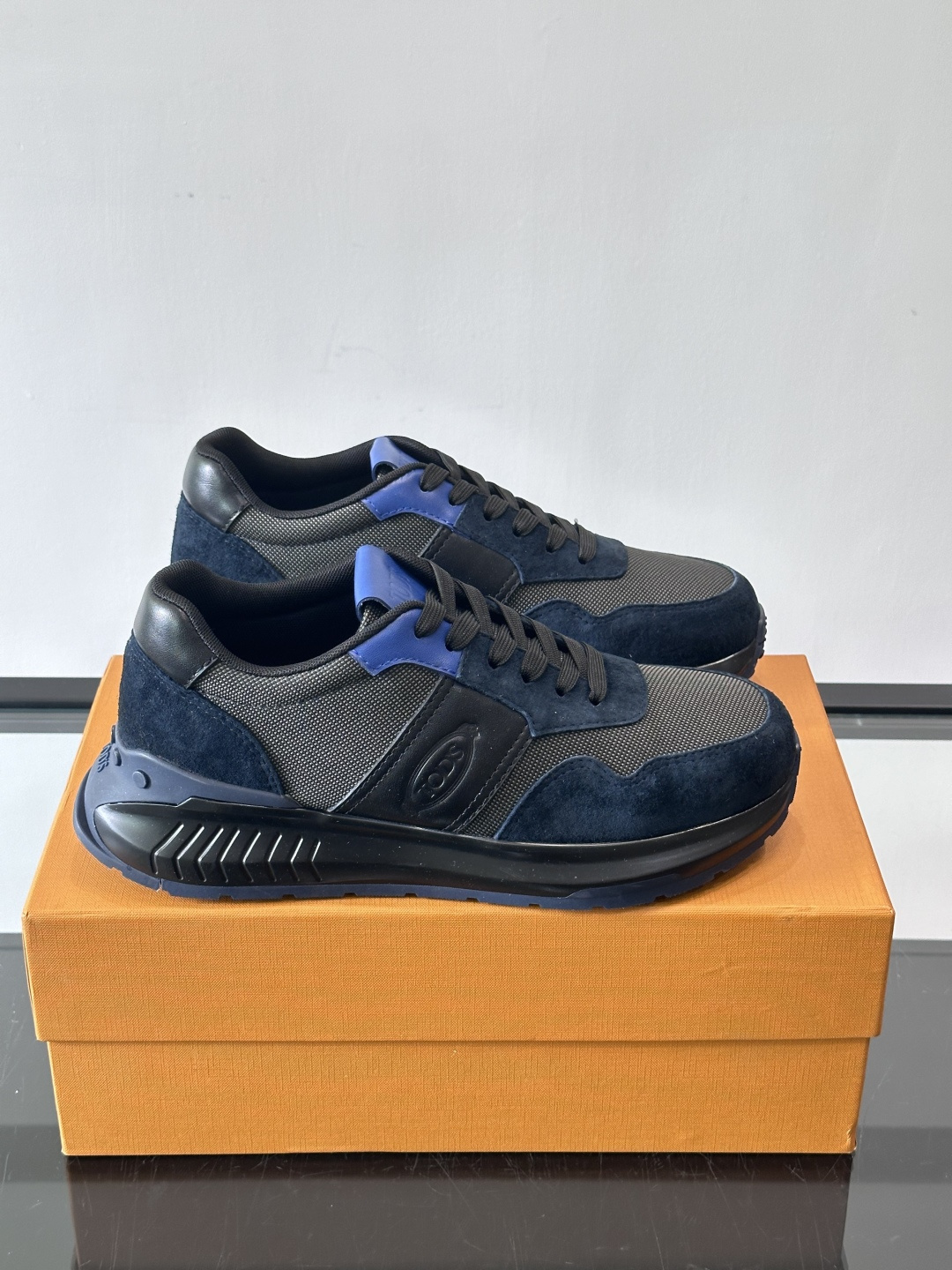 Tod’s Run Away运动鞋，意大利高端品牌出品，主打内增高设计，增高约5cm！鞋面拼接麂皮、织物