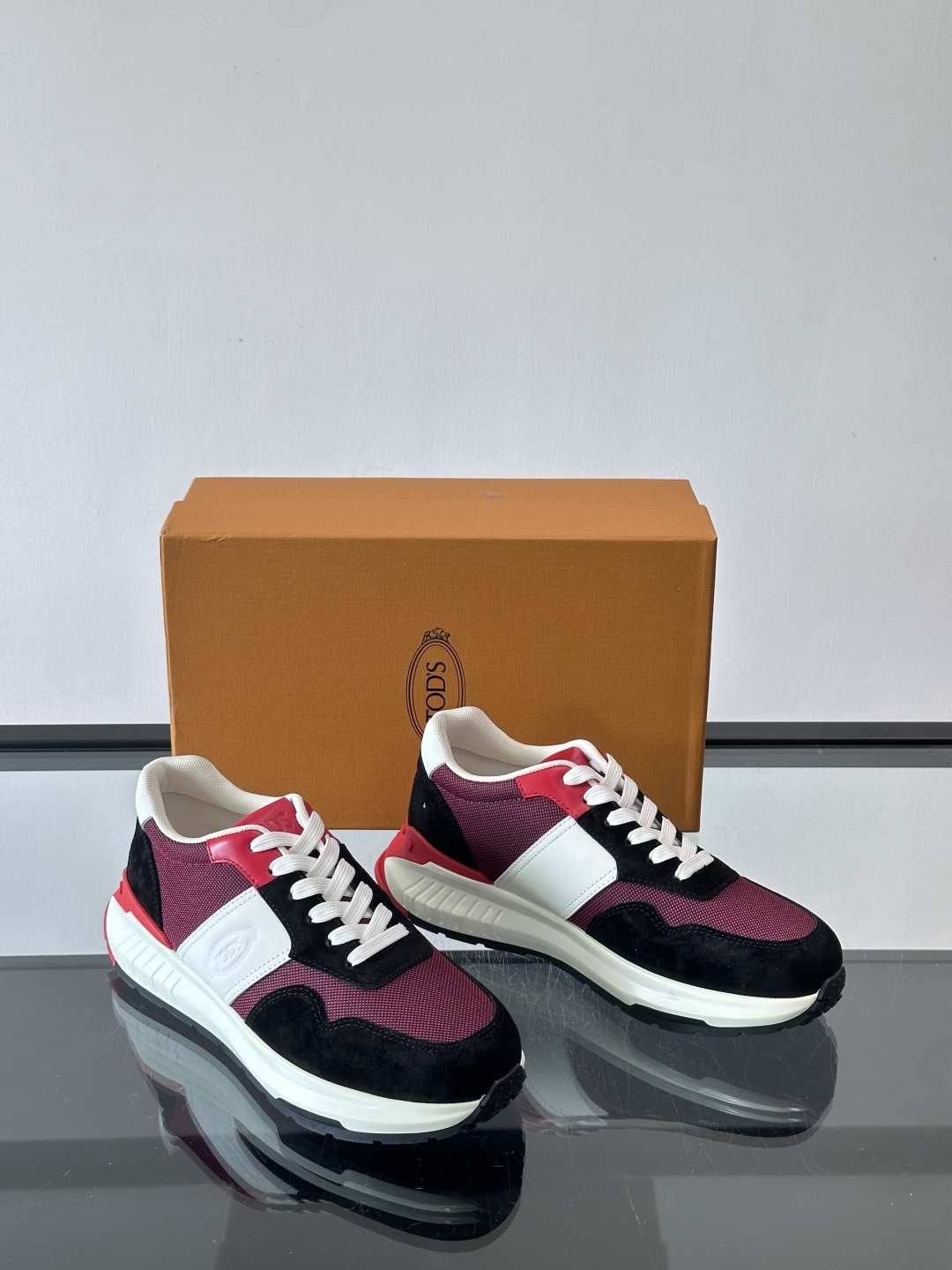 Tod’s Run Away运动鞋，意大利高端品牌出品，主打内增高设计，增高约5cm！鞋面拼接麂皮、织物