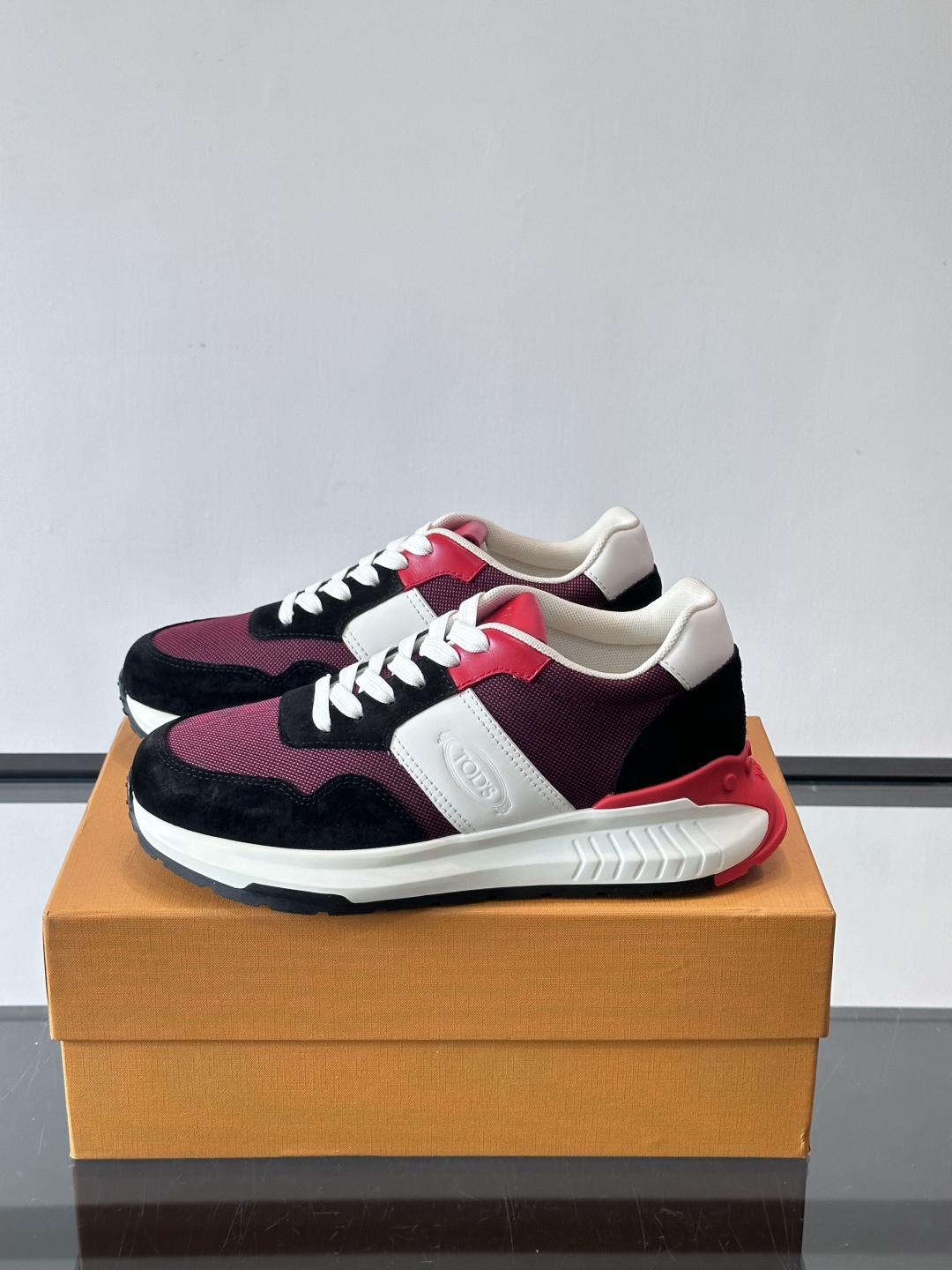Tod’s Run Away运动鞋，意大利高端品牌出品，主打内增高设计，增高约5cm！鞋面拼接麂皮、织物