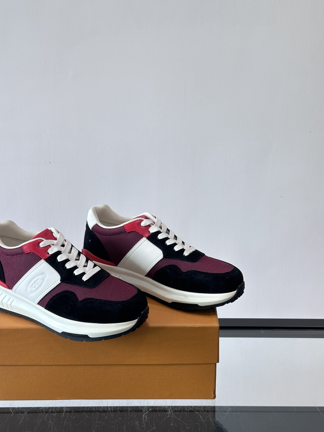Tod’s Run Away运动鞋，意大利高端品牌出品，主打内增高设计，增高约5cm！鞋面拼接麂皮、织物