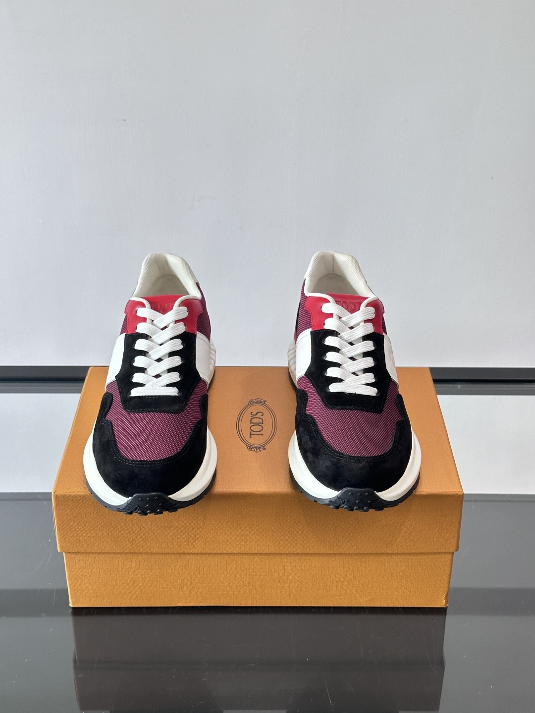 Tod’s Run Away运动鞋，意大利高端品牌出品，主打内增高设计，增高约5cm！鞋面拼接麂皮、织物