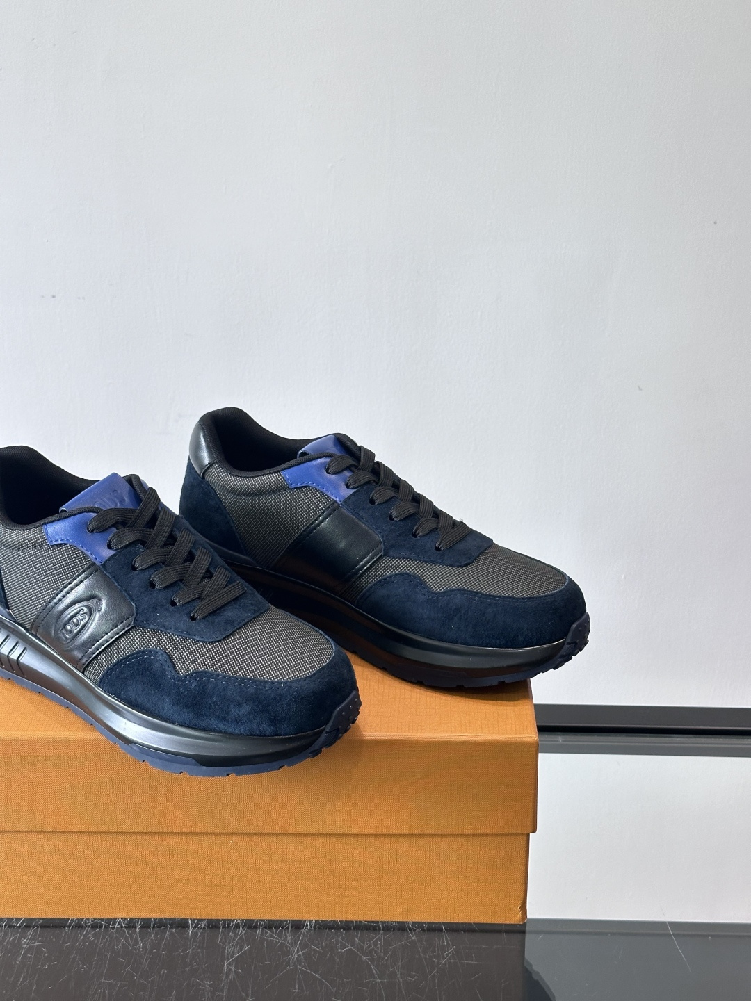 Tod’s Run Away运动鞋，意大利高端品牌出品，主打内增高设计，增高约5cm！鞋面拼接麂皮、织物