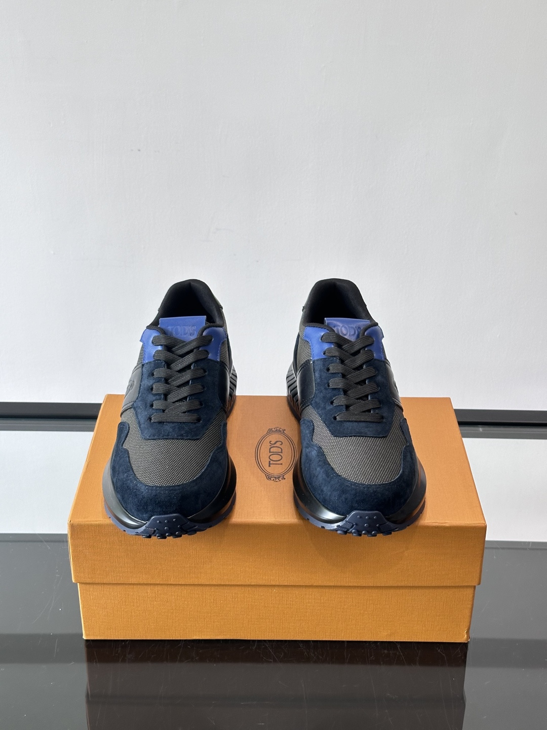 Tod’s Run Away运动鞋，意大利高端品牌出品，主打内增高设计，增高约5cm！鞋面拼接麂皮、织物