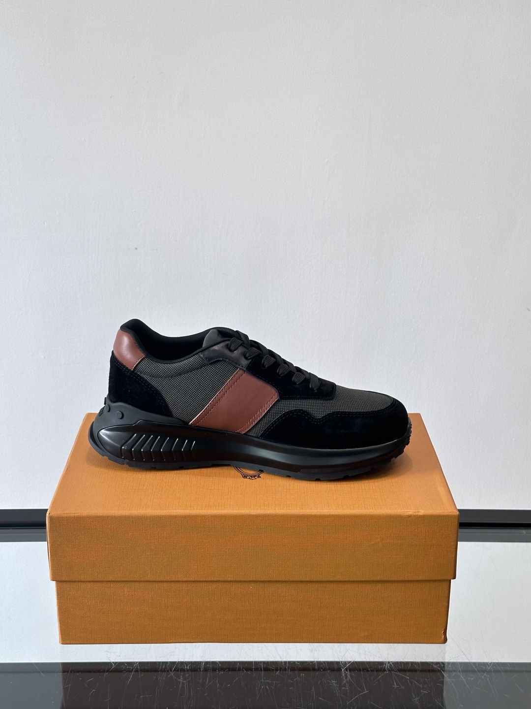 Tod’s Run Away运动鞋，意大利高端品牌出品，主打内增高设计，增高约5cm！鞋面拼接麂皮、织物