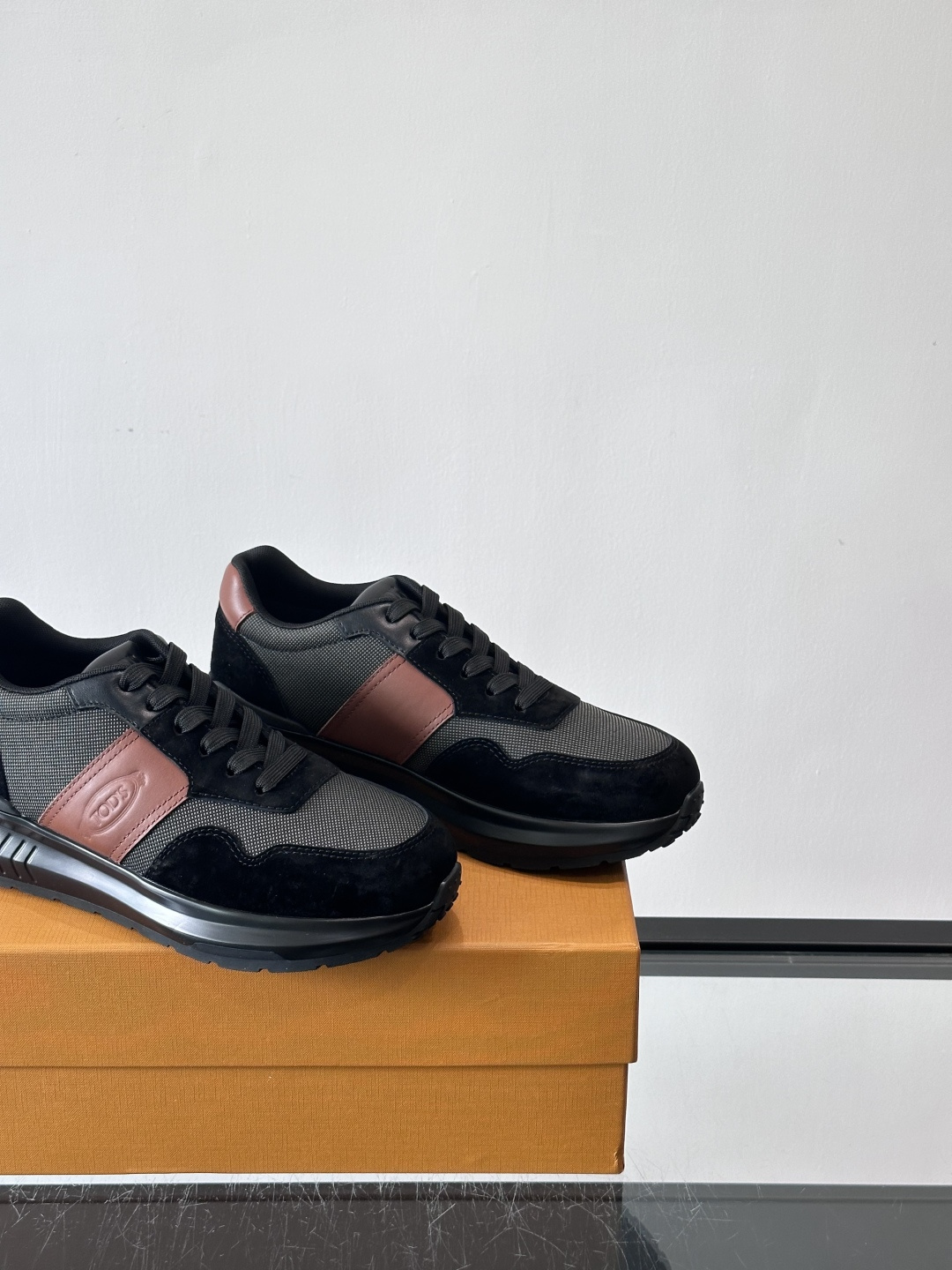 Tod’s Run Away运动鞋，意大利高端品牌出品，主打内增高设计，增高约5cm！鞋面拼接麂皮、织物