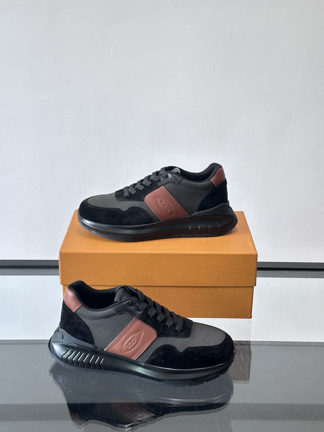 Tod’s Run Away运动鞋，意大利高端品牌出品，主打内增高设计，增高约5cm！鞋面拼接麂皮、织物