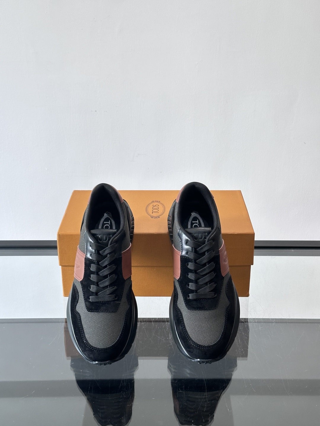 Tod’s Run Away运动鞋，意大利高端品牌出品，主打内增高设计，增高约5cm！鞋面拼接麂皮、织物