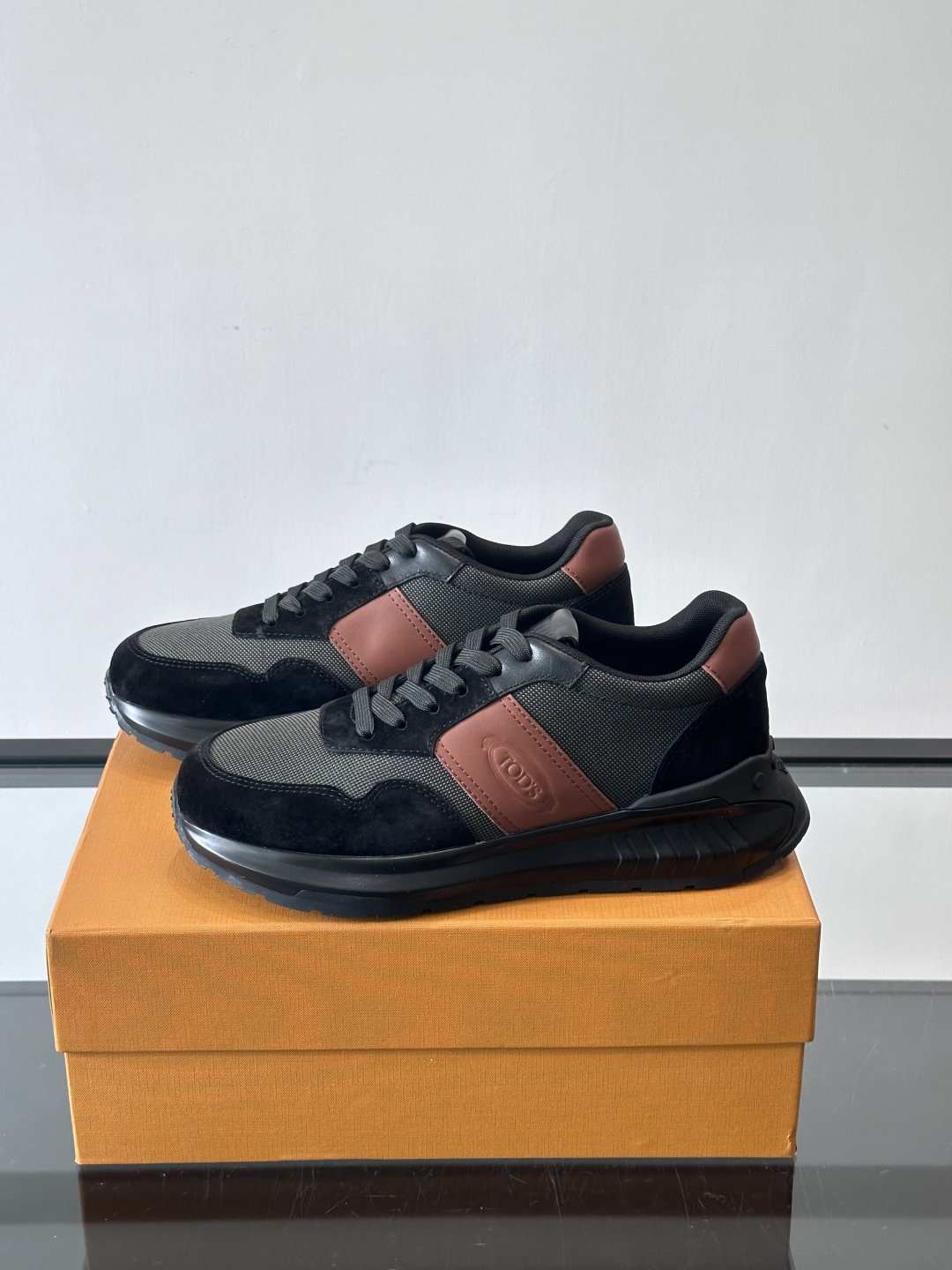 Tod’s Run Away运动鞋，意大利高端品牌出品，主打内增高设计，增高约5cm！鞋面拼接麂皮、织物