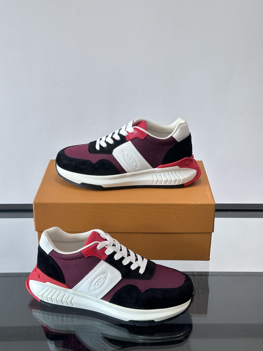 Tod’s Run Away运动鞋，意大利高端品牌出品，主打内增高设计，增高约5cm！鞋面拼接麂皮、织物