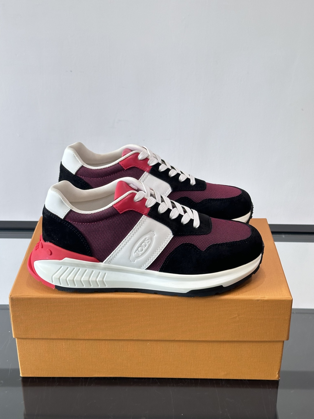 Tod’s Run Away运动鞋，意大利高端品牌出品，主打内增高设计，增高约5cm！鞋面拼接麂皮、织物