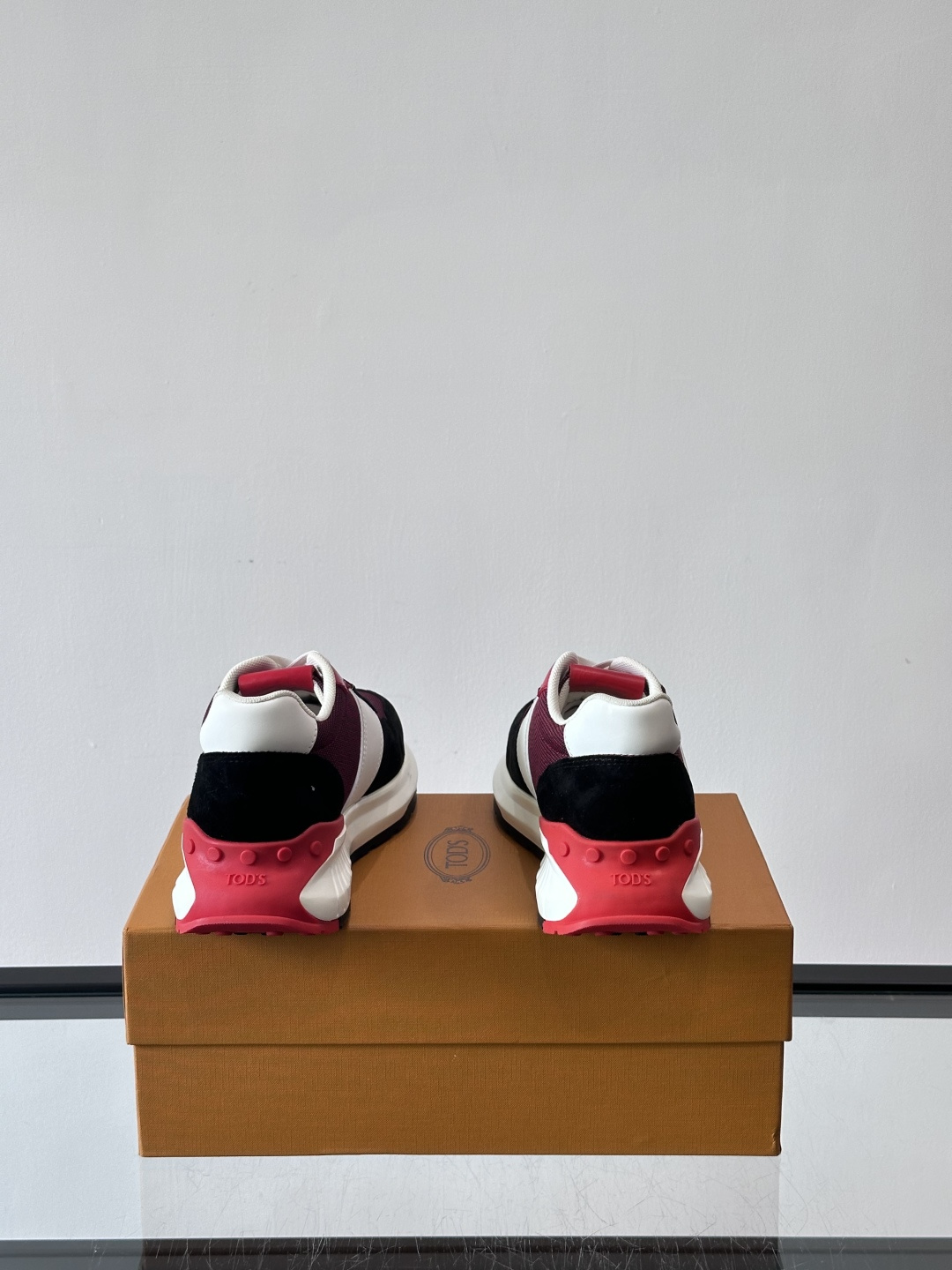 Tod’s Run Away运动鞋，意大利高端品牌出品，主打内增高设计，增高约5cm！鞋面拼接麂皮、织物