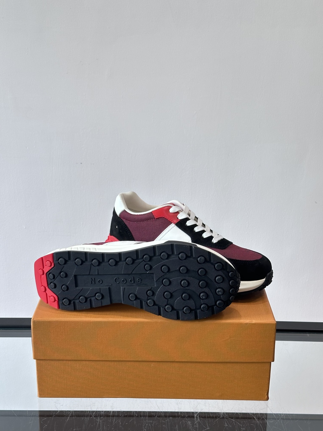 Tod’s Run Away运动鞋，意大利高端品牌出品，主打内增高设计，增高约5cm！鞋面拼接麂皮、织物