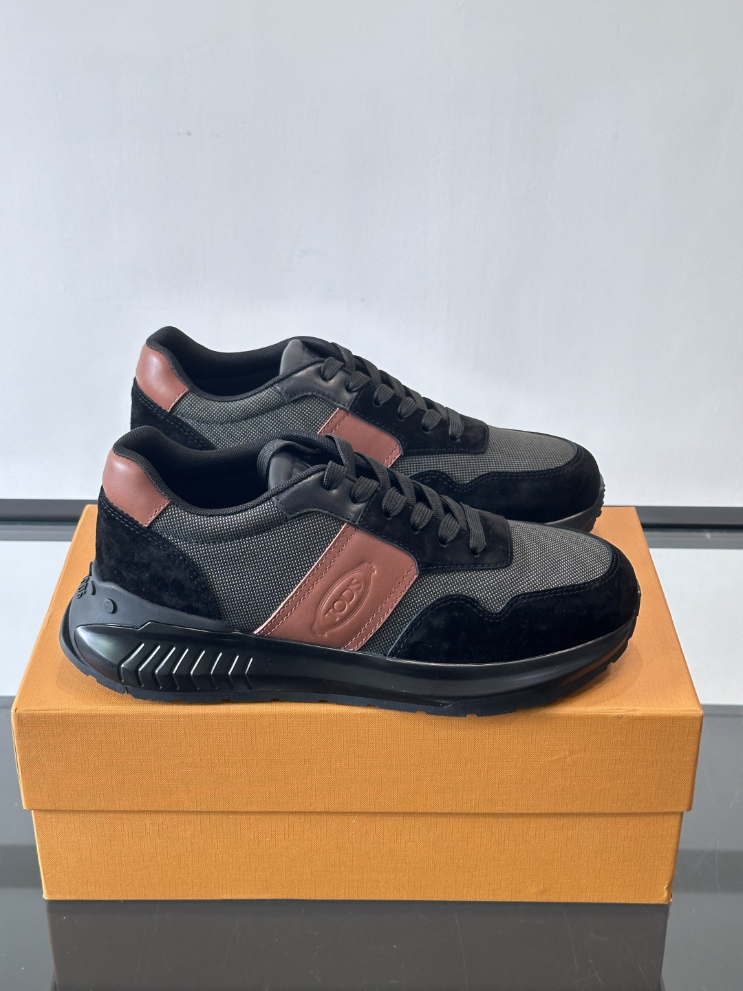 Tod’s Run Away运动鞋，意大利高端品牌出品，主打内增高设计，增高约5cm！鞋面拼接麂皮、织物