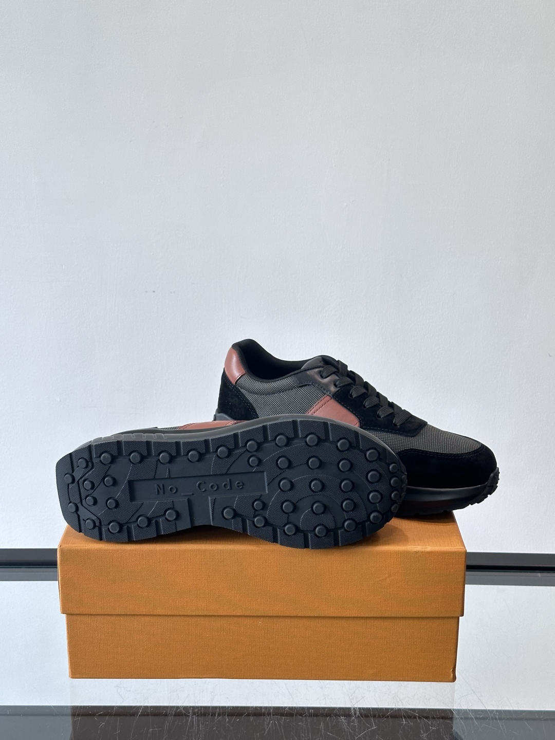 Tod’s Run Away运动鞋，意大利高端品牌出品，主打内增高设计，增高约5cm！鞋面拼接麂皮、织物