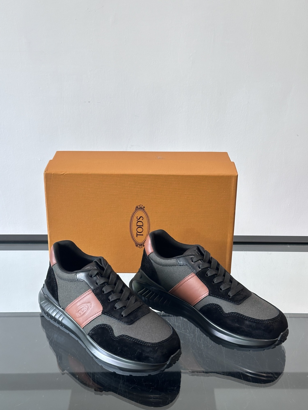 Tod’s Run Away运动鞋，意大利高端品牌出品，主打内增高设计，增高约5cm！鞋面拼接麂皮、织物