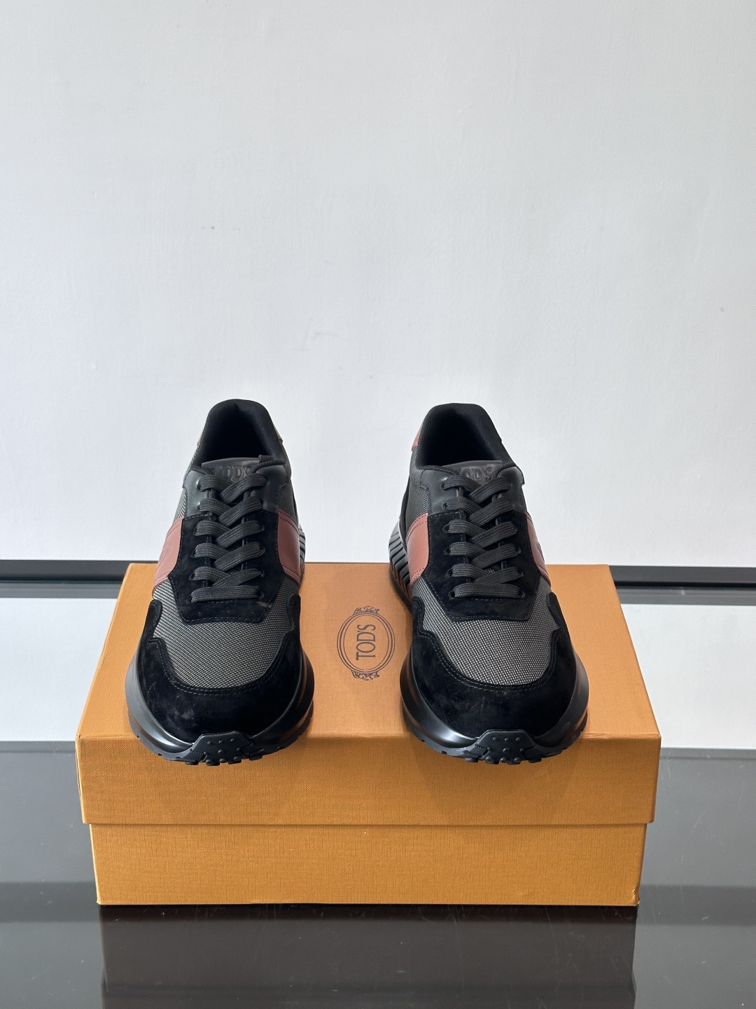 Tod’s Run Away运动鞋，意大利高端品牌出品，主打内增高设计，增高约5cm！鞋面拼接麂皮、织物