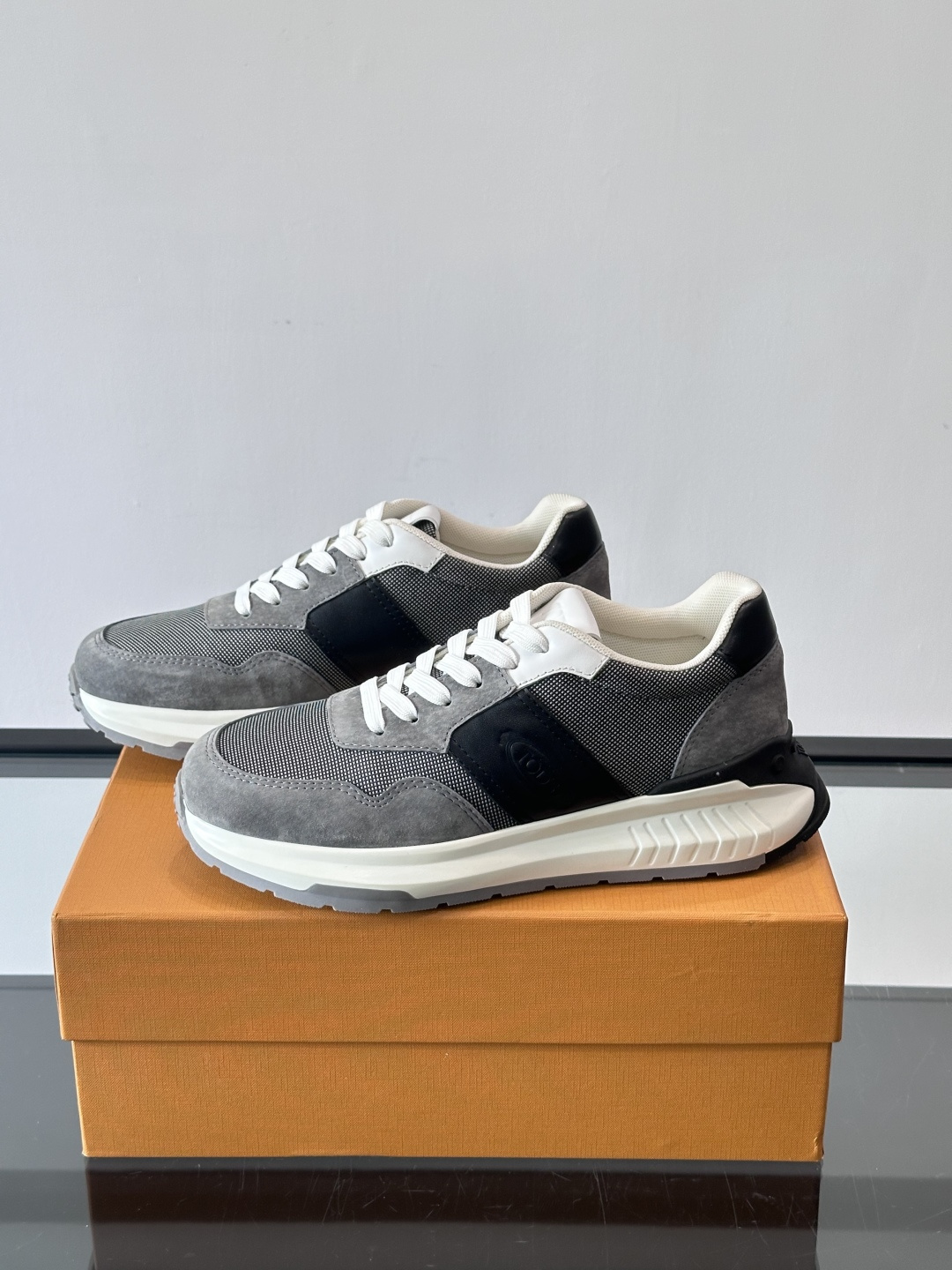 Tod’s Run Away运动鞋，意大利高端品牌出品，主打内增高设计，增高约5cm！鞋面拼接麂皮、织物