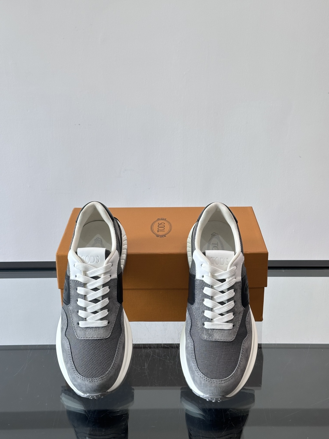 Tod’s Run Away运动鞋，意大利高端品牌出品，主打内增高设计，增高约5cm！鞋面拼接麂皮、织物