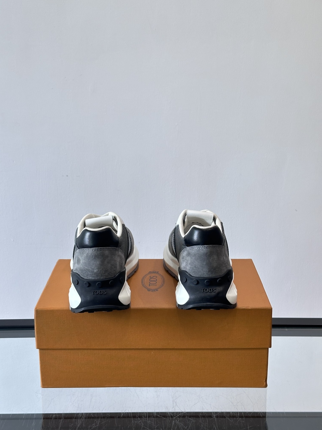 Tod’s Run Away运动鞋，意大利高端品牌出品，主打内增高设计，增高约5cm！鞋面拼接麂皮、织物