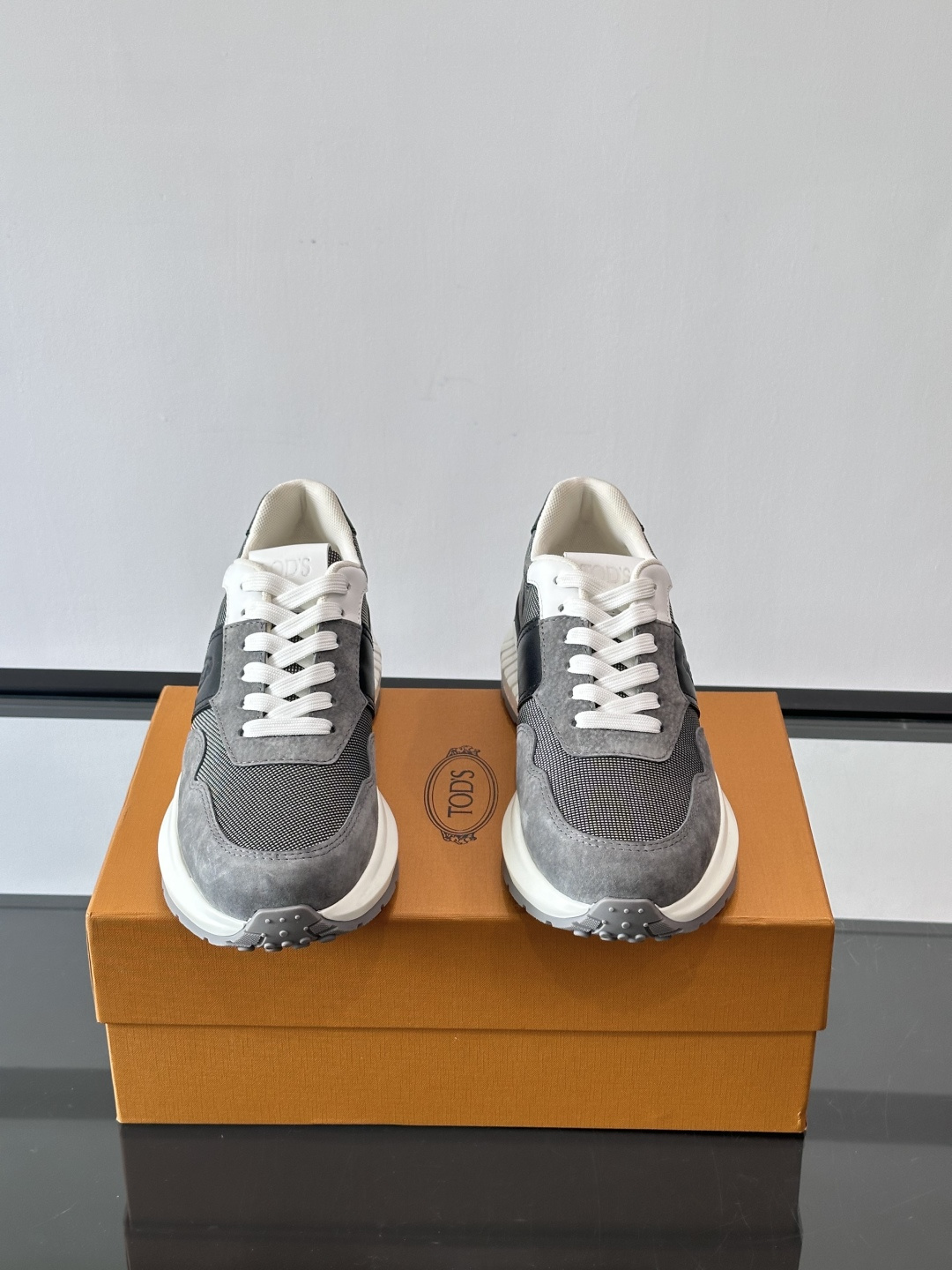 Tod’s Run Away运动鞋，意大利高端品牌出品，主打内增高设计，增高约5cm！鞋面拼接麂皮、织物