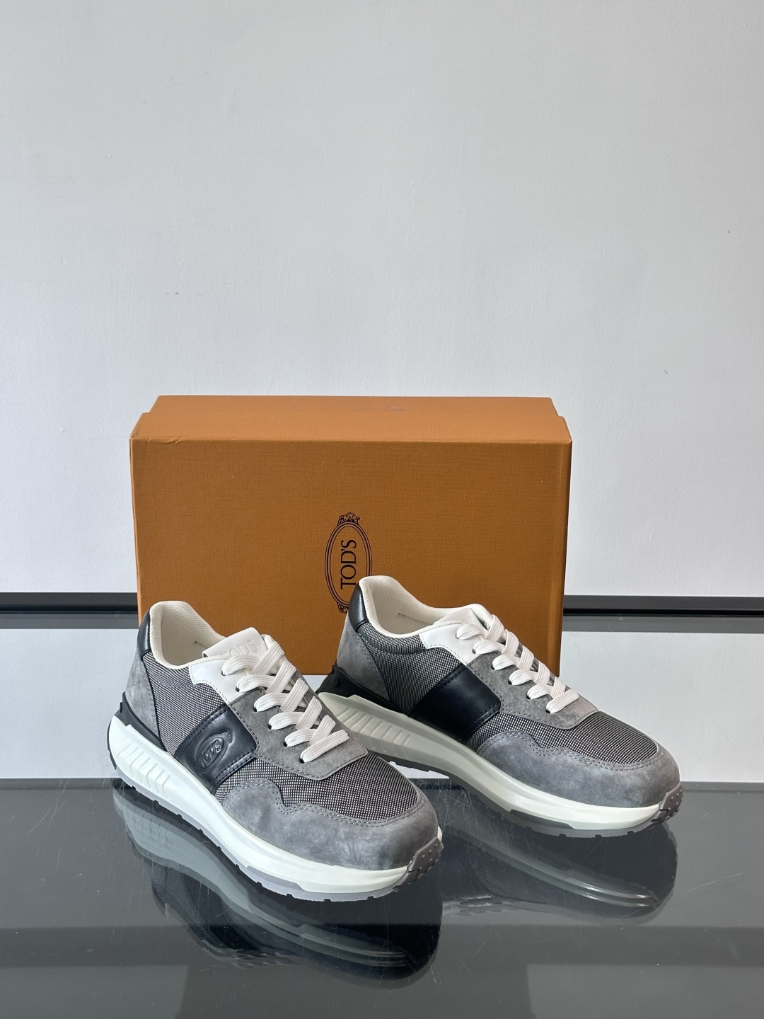 Tod’s Run Away运动鞋，意大利高端品牌出品，主打内增高设计，增高约5cm！鞋面拼接麂皮、织物