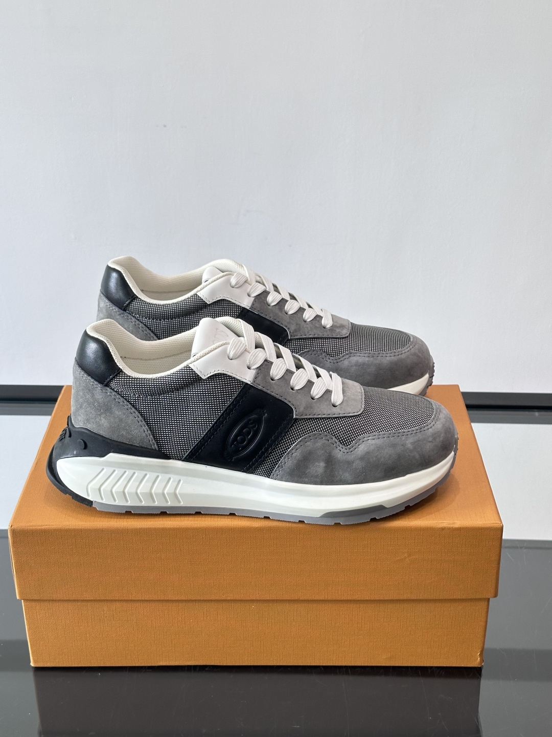 Tod’s Run Away运动鞋，意大利高端品牌出品，主打内增高设计，增高约5cm！鞋面拼接麂皮、织物