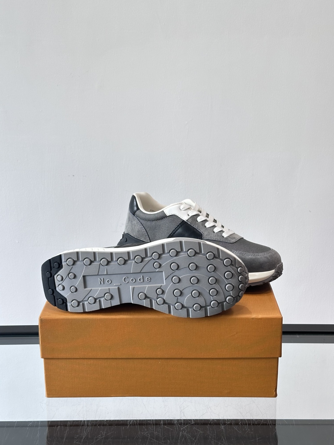 Tod’s Run Away运动鞋，意大利高端品牌出品，主打内增高设计，增高约5cm！鞋面拼接麂皮、织物