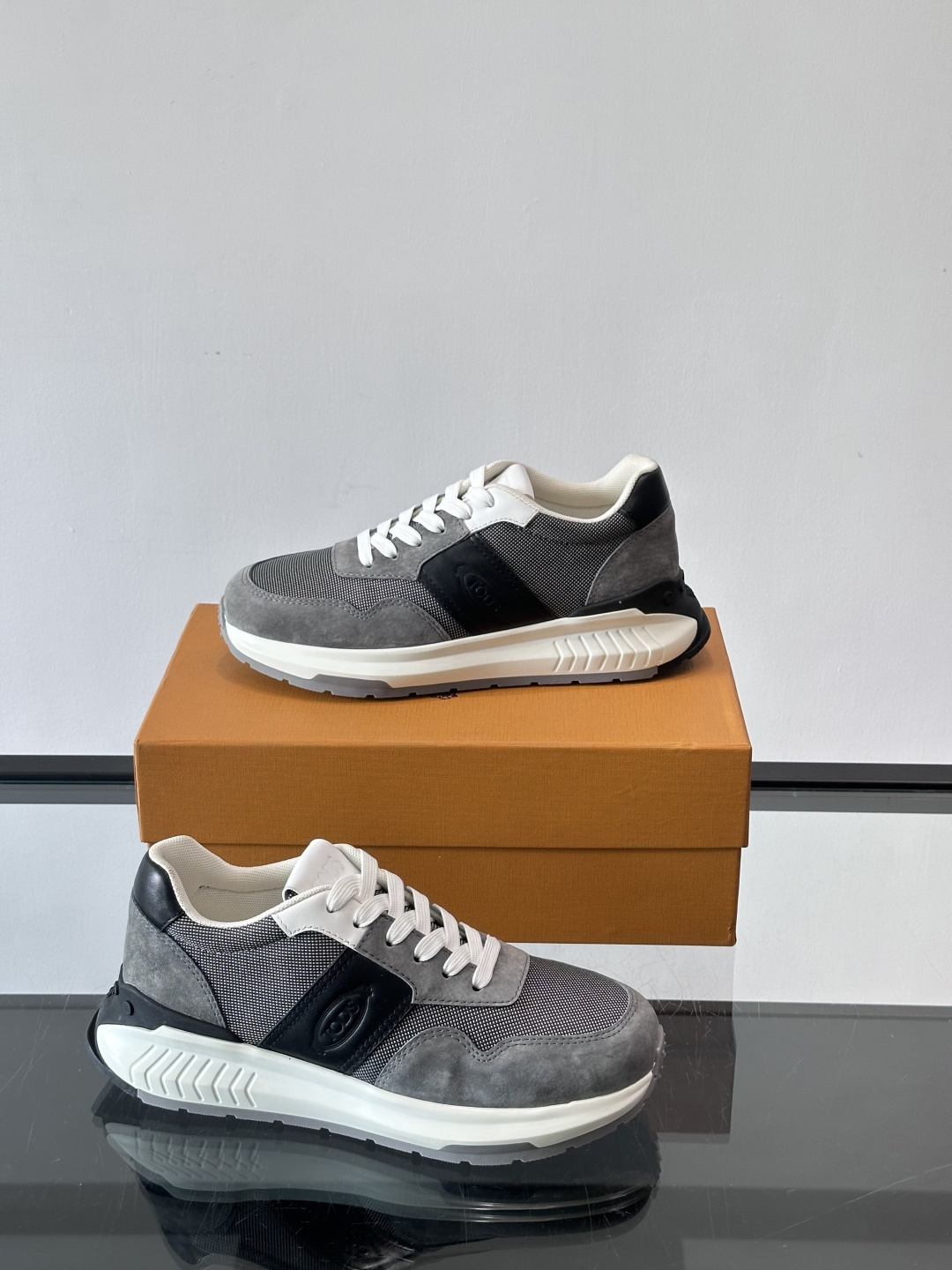 Tod’s Run Away运动鞋，意大利高端品牌出品，主打内增高设计，增高约5cm！鞋面拼接麂皮、织物