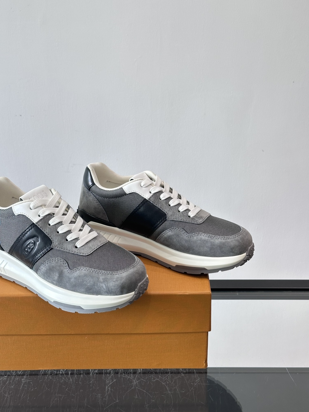 Tod’s Run Away运动鞋，意大利高端品牌出品，主打内增高设计，增高约5cm！鞋面拼接麂皮、织物