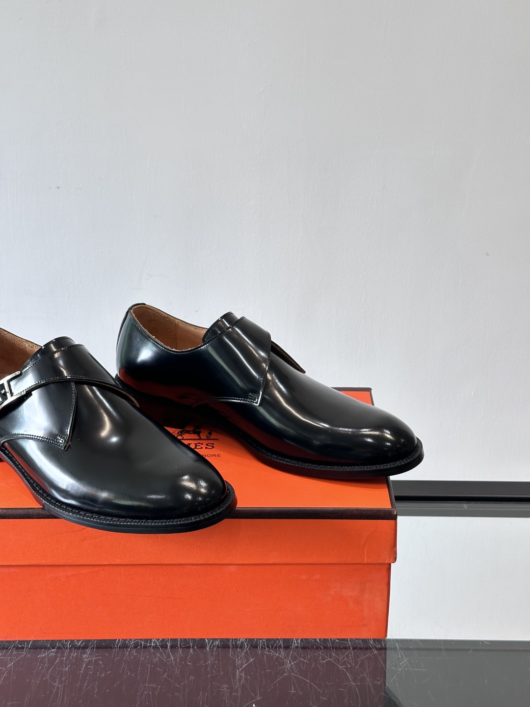 H 爱马仕男士孟克皮鞋，选用优质牛皮，鞋面柔软细腻，内里透气舒适，真皮大底耐磨又稳固。双排扣设计+金属扣